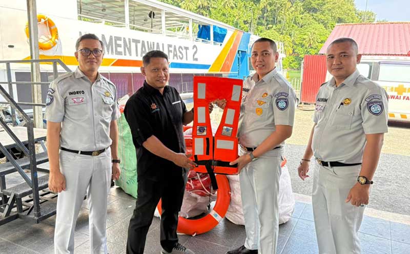 Jasa Raharja Sumbar Serahkan Sarana Keselamatan Pelayaran kepada PT Mentawai Fast
