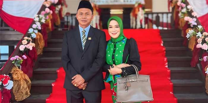 Anggota DPRD Kabupaten Kapuas, H Pahmi, S.Sos dari Fraksi Partai Persatuan Pembangunan (PPP) bersama istri.