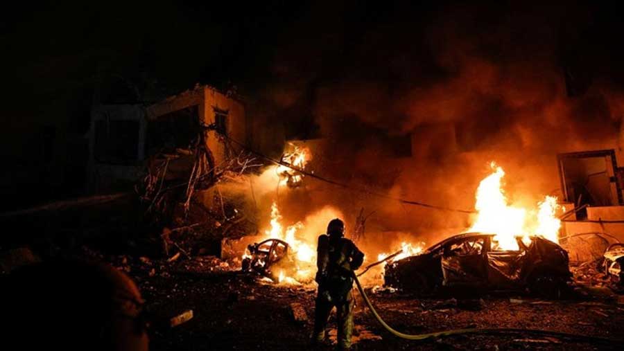 Api berkobar setelah rudal Iran menghantam pesawat radal super canggih milik AS di Arab Saudi.