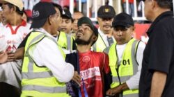 Wartawan, sekaligus CEO Halmaherapost.com, Firjal Usdek saat dipaksa keluar dari tribun Gelora Kie Raha Ternate oleh tim keamanan di pertandingan BRI Super League, Malut United vs PSM, Sabtu (7/3/2026). (Foto, halmaherapost)