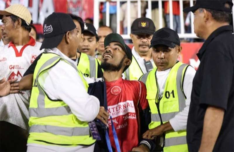 Wartawan, sekaligus CEO Halmaherapost.com, Firjal Usdek saat dipaksa keluar dari tribun Gelora Kie Raha Ternate oleh tim keamanan di pertandingan BRI Super League, Malut United vs PSM, Sabtu (7/3/2026). (Foto, halmaherapost)