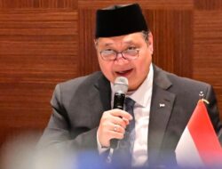 Rupiah Tembus Rp17.300 per Dolar AS, Airlangga Respons Dampak Gejolak Global
