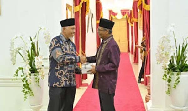 Gubernur Sumbar, Mahyeldi Ansharullah dan mantan Kajati Sumbar Muhibuddin.