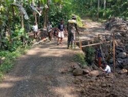 Gotong Royong TMMD, Pengecoran Pondasi Jembatan Jadi Awal Harapan Warga