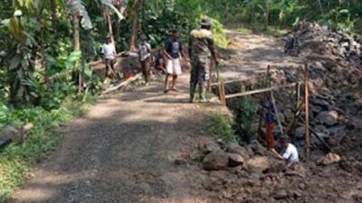 Pondasi Harapan dari Bawah Jembatan: Awal Jalan Lebih Lebar untuk Warga.