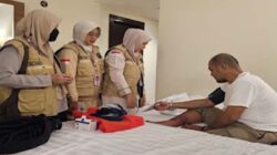 Petugas haji melakukan pemeriksaan Kesehatan Jemaah di hotel pemondokan.