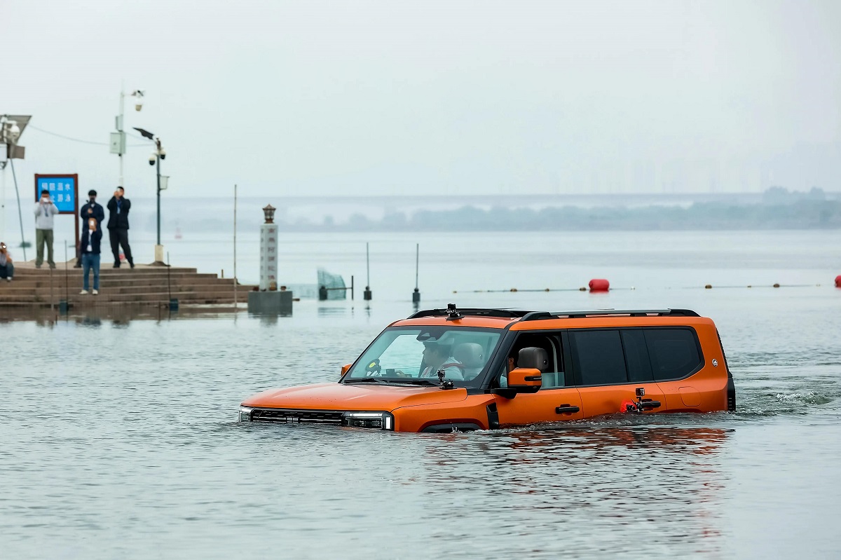 Ketika Jetour G700 Berenang Seberangi Sungai Sejauh 1,2 Km dalam 10 Menit, Pecahkan 3 Rekor.