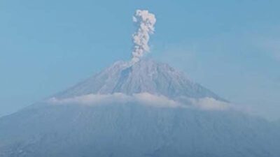 Gunung Semeru di Kabupaten Lumajang meletus