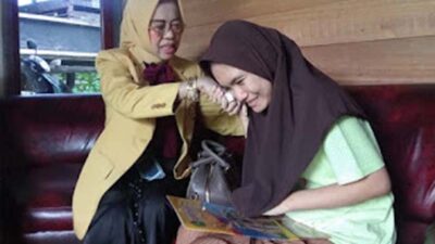 Rektor Universitas Sumatera Barat (Unisbar), DR. Hj. Nurtati, saat mengunjungi Nabila.