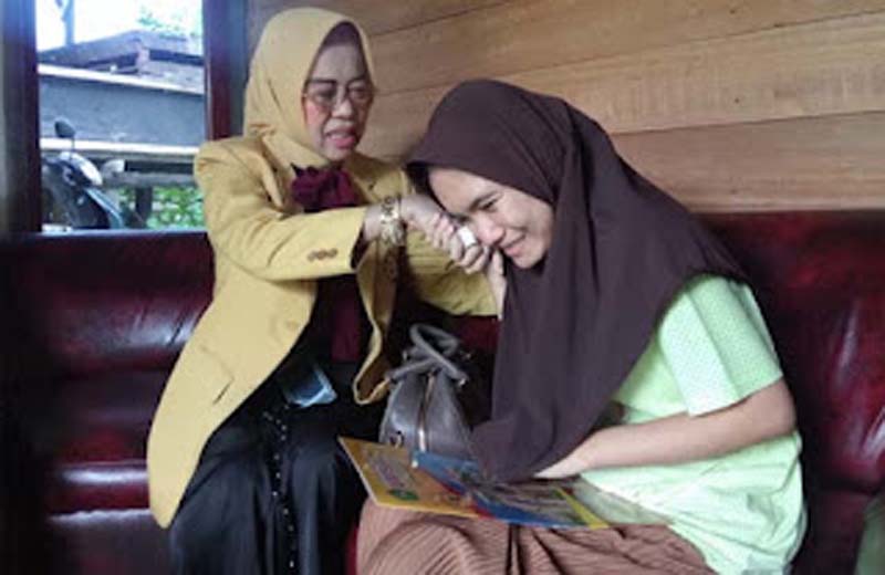 Rektor Universitas Sumatera Barat (Unisbar), DR. Hj. Nurtati, saat mengunjungi Nabila.