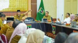 Gubernur Sumbar Mahyeldi Ansharullah memimpin Rapat.