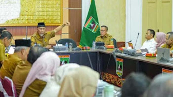 Gubernur Sumbar Mahyeldi Ansharullah memimpin Rapat.
