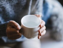 Manfaat Minum Air Hangat di Pagi Hari untuk Pencernaan dan Kesehatan