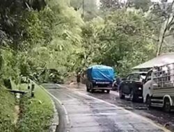 Kendaraan Terjebak, Jalan ke Bukittinggi Belum Bisa Dilalui