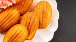 Butter tteok sedang tren di Korea Selatan dan Indonesia. Kamu bisa membuat sendiri di rumah dengan resep butter tteok sederhana berikut ini.