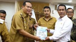 Wako Yota Balad disaksikan Wagub Sumbar Vasko Ruseimy menyerahkan enam proposal