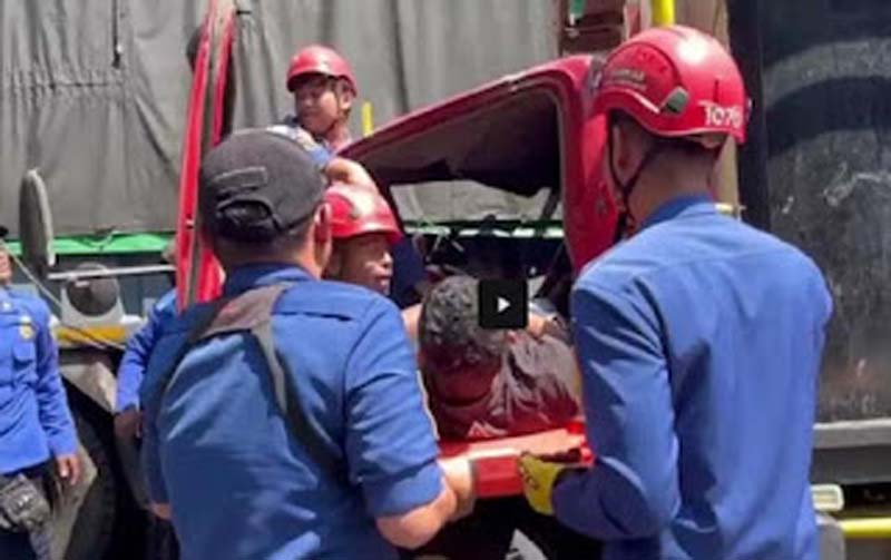 Kecelakaan lalu lintas truk engkel ves truk tronton di Magelang