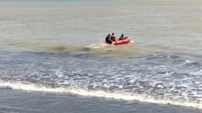 Proses pencarian terhadap dua anak yang dilaporkan hilang terseret ombak