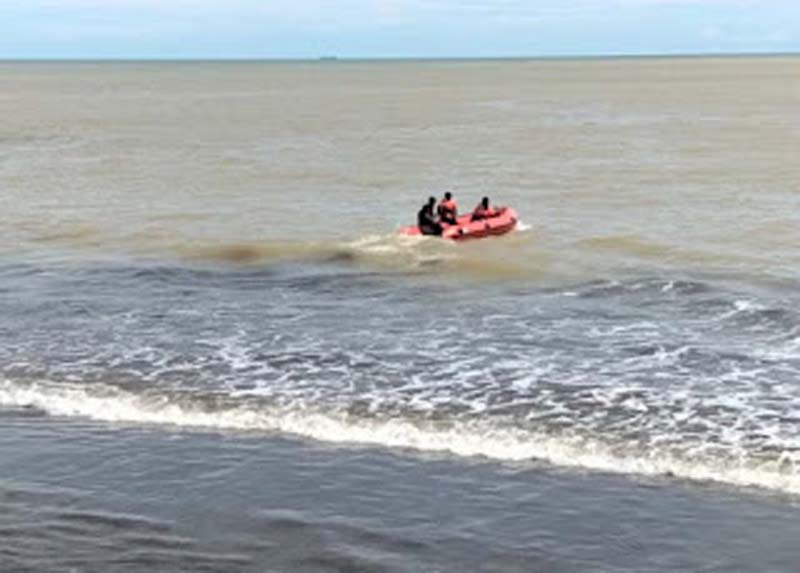 Proses pencarian terhadap dua anak yang dilaporkan hilang terseret ombak