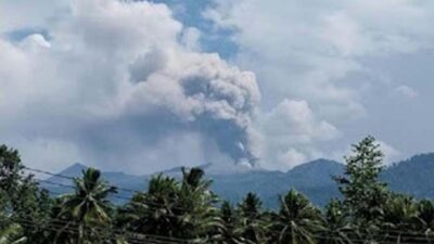 Gunung Dukono di Halmahera Utara erupsi