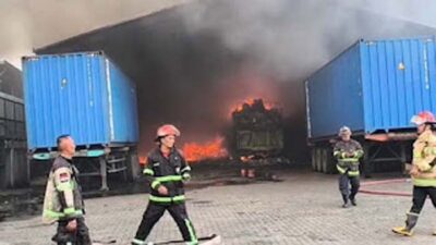 Kebakaran gudang angkutan ekspedisi di Jalan Jati, Kota Medan.