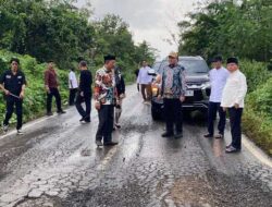 Tinjau Jalan Mantangai, Bupati Kapuas Pastikan Infrastruktur dan Ekonomi Desa Bergerak Seiring