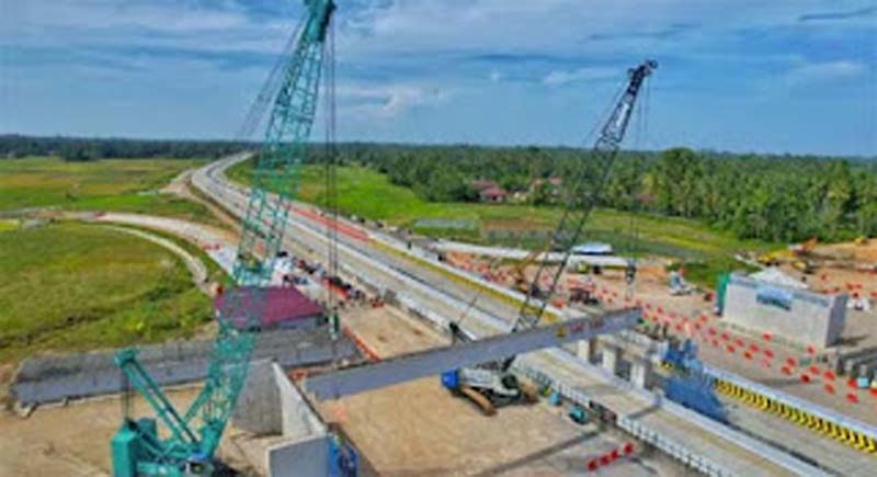 Pekerjaan pemasangan balok jembatan