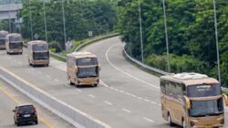 Rombongan Bus TAM melintas di Jalan Tol.