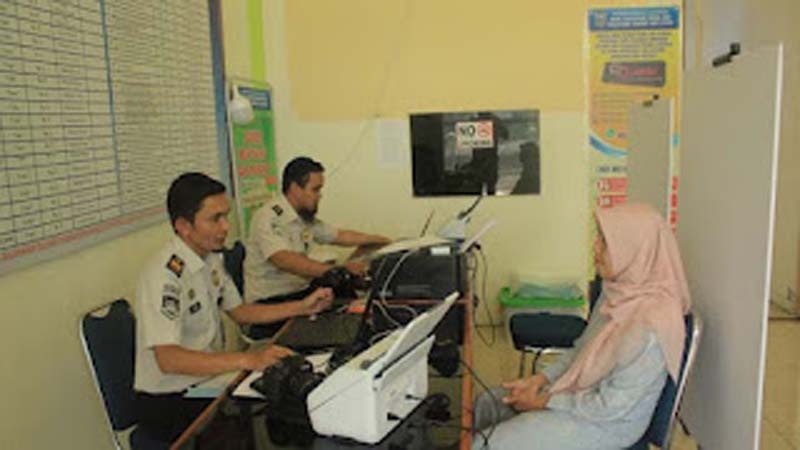 Layanan paspor oleh Imigrasi Agam di Pasbar.