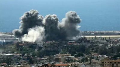 Asap mengepul di atas kawasan permukiman setelah serangan Israel di Beirut, Lebanon