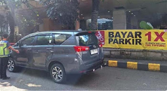 Pemko Jaksel memasang spanduk larangan pungli.