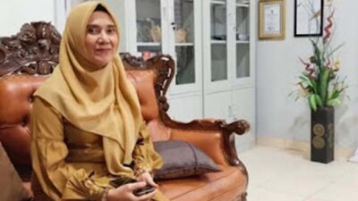 Kepala SMKN 3 Payakumbuh, Wismarni, yang akrab disapa Ongah.