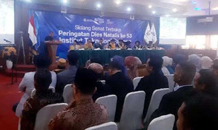 Hendri Nofrianto memberikan orasi ilmiah.