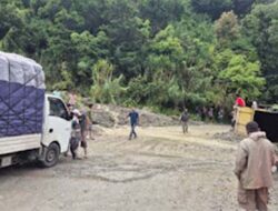 Material Longsor Tutup Jalan Aie Dingin, Arus Lalu Lintas Terganggu