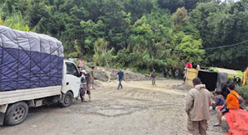 Sempat Lumpuh Akibat Longsor, Arus Lalu Lintas Penghubung Solok- Solsel di Aia Dingin Mulai Lancar