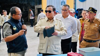 Presiden Prabowo Subianto saat meninjau Tempat Pengolahan Sampah Terpadu (TPST) Berwawasan Lingkungan dan Edukasi (BLE) di Kabupaten Banyumas, Jawa Tengah, Selasa (28/4/2026).
