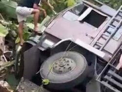 Truk Terperosok ke Jurang di Lubuk Paraku Padang, Diduga Gagal Menanjak