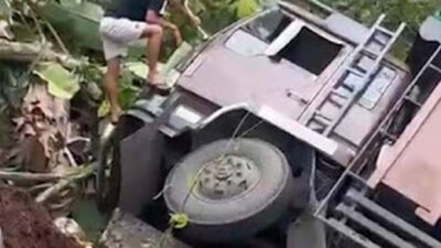Truk Terjun ke Jurang di Indarung Padang, Diduga Mundur Saat Menyalip.