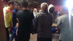 Korban kecelakaan diangkut ke ambulans (foto: Jonathan Simanjuntak).