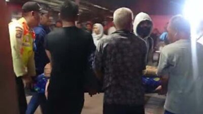 Korban kecelakaan diangkut ke ambulans (foto: Jonathan Simanjuntak).