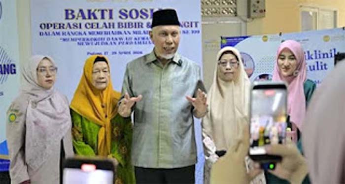 Gubernur Sumbar, Mahyeldi Ansharullah membuka kegiatan bakti sosial.