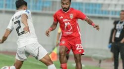 Suasana laga Arema FC vs Malut United di Super League 2025-2025.