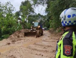 Akses KM 33 Agam Mulai Normal, Pembersihan Longsor Berlanjut
