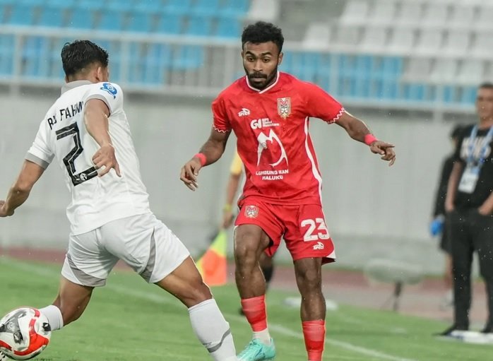 Suasana laga Arema FC vs Malut United di Super League 2025-2025.