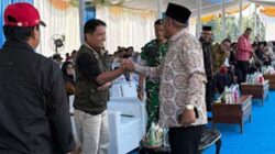 Founder Indah Cargo Grup Arisal Aziz, bersalaman dengan Ketua KONI Sumbar.