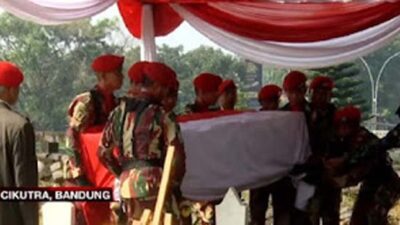 Pemakaman Mayor (Anumerta) Zulmi Aditya Iskandar, saat menjalankan tugas di Lebanon.