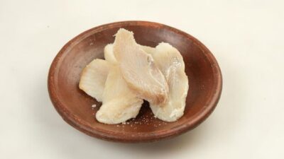 Agar asinnya tidak terlalu kuat, perlu tahu cara merendam ikan asin yang benar.