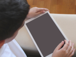 5 Cara Efektif Orang Tua Mengatasi Kecanduan Gadget pada Anak