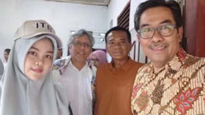 Assyifa Rahma Fiandra (17) (kiri).