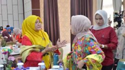 Ketua TP PKK Kabupaten Agam, Ny. Merry Benniwarlis, menghadiri pertemuan para istri kepala daerah se-Sumatera Barat.